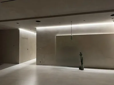 Minimalistyczne wnętrze z liniowym oświetleniem sufitowym